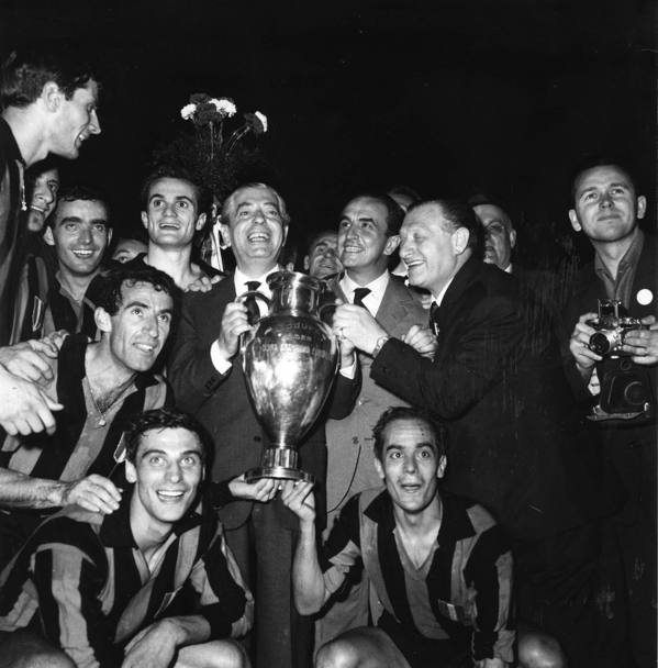 E&#39; la sera del 27 maggio del 1964 e l&#39;Internazionale diventa campione d&#39;Europa per la prima volta nella sua storia. Il Real Madrid  battuto 3-1. Con il presidente Angelo Moratti si riconoscono da sinistra della foto: Facchetti, Corso, Picchi, Guarneri, Mazzola, l&#39;avvocato Prisco e Suarez